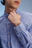 Camisa unicolor manga larga con cuello button down
