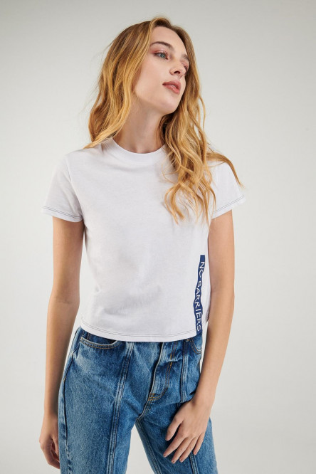Camiseta fit para mujer con estampado y detalles en hilo contraste.