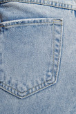 Jean azul claro 90´S con bota ancha, bolsillos y tiro alto