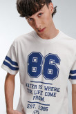 Camiseta unicolor manga corta con diseños college estampados