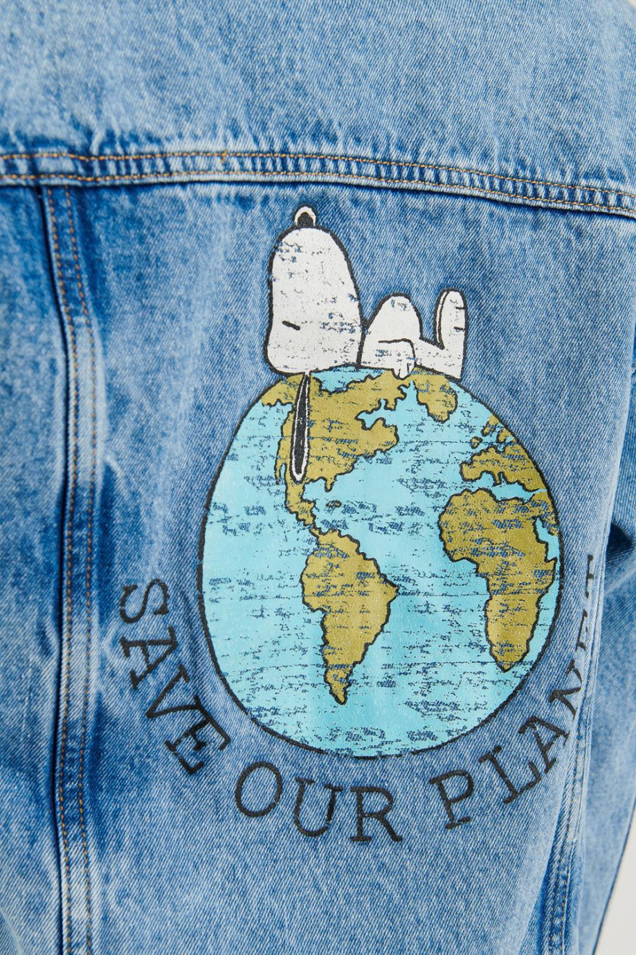Chaqueta en jean azul clara con estampado de Snoopy