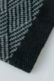 Gorro gris tejido con diseño de figuras y borde en contraste