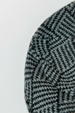 Gorro gris tejido con diseño de figuras y borde en contraste