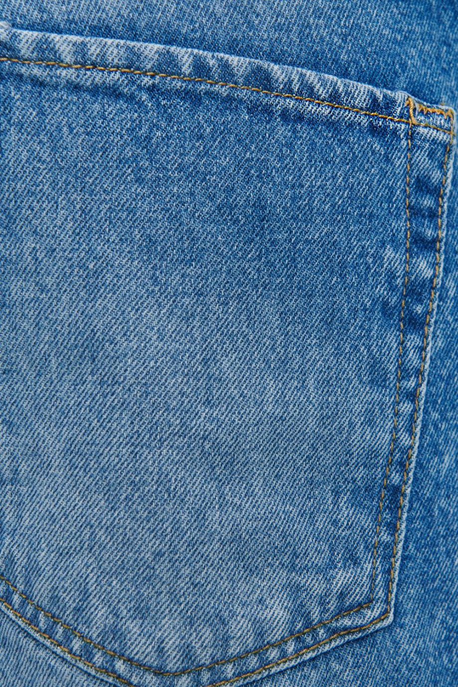 Jean 90S azul claro con ajuste semirrecto y tiro bajo