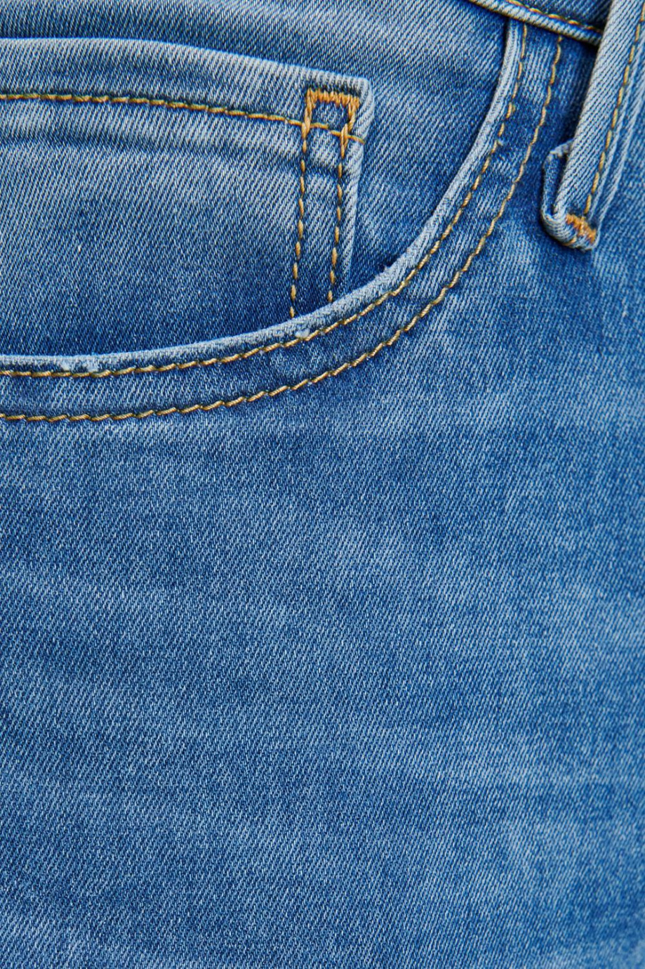 Jean súper skinny tiro bajo azul claro con costuras en contraste