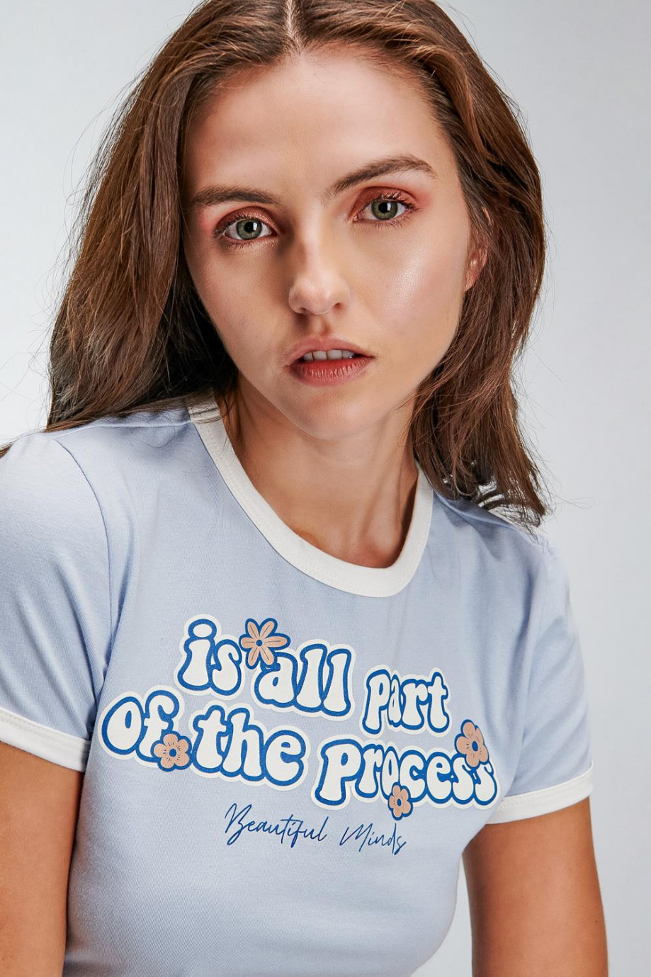 Camiseta unicolor manga corta con estampado de letras en frente