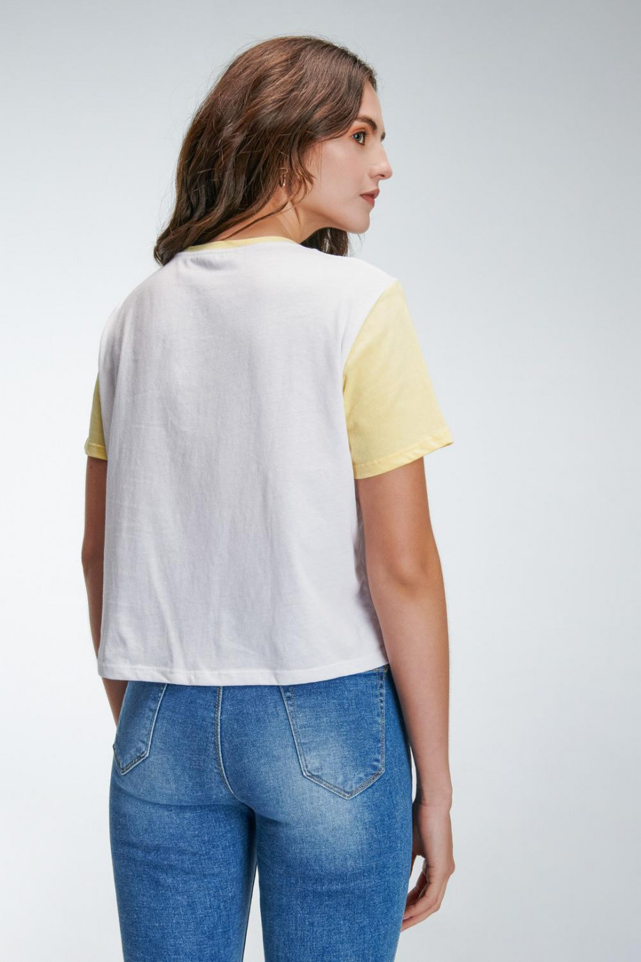 Camiseta blanca manga corta con estampado y cuello en contraste