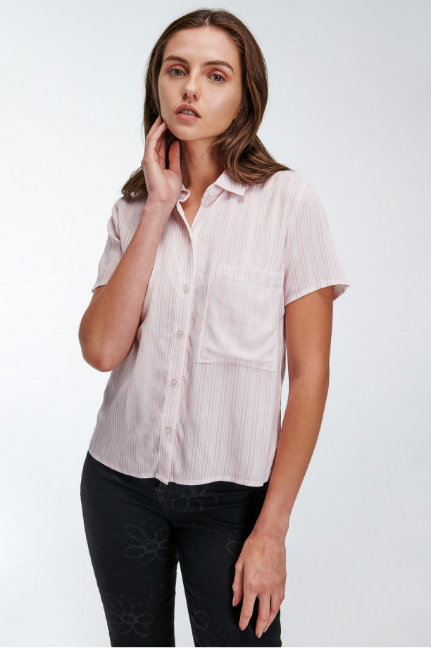Poder Oral cómodo Blusa rosada clara con cuello camisero y rayas verticales estampadas