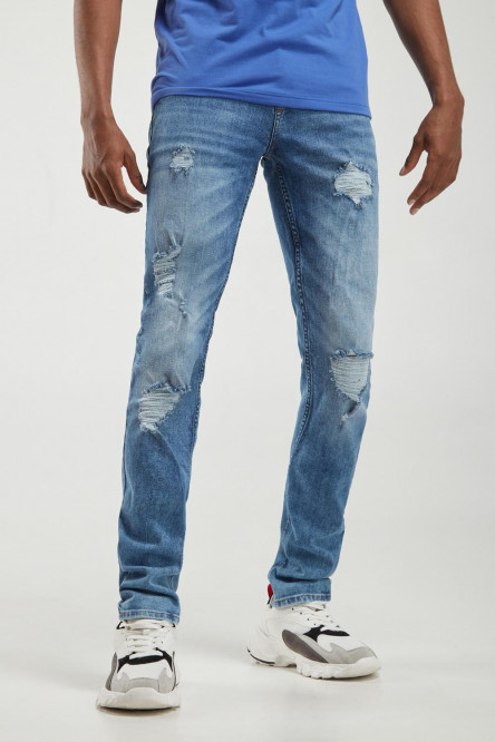 Jean azul medio tipo slim con rotos y desgastes de color