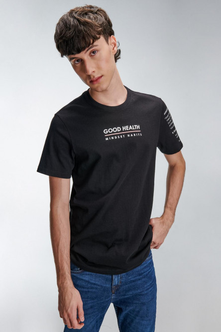 Camiseta para hombre manga corta, con estampado sobre el frente y manga izquierda.