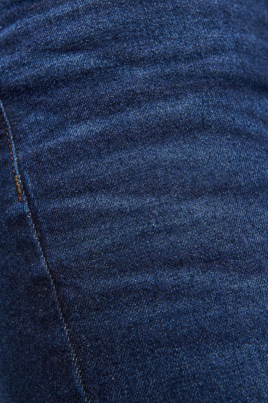 Jean súper skinny tiro bajo azul intenso con costuras cafés en contraste