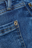 Jean azul medio tipo skinny con rotos sutiles y tiro bajo