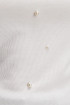 camiseta-femenina-unicolor-con-perlas-sobre-frente-y-mangas