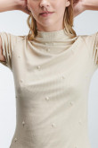 Camiseta femenina unicolor con perlas sobre frente y mangas.