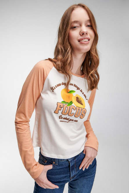 Camiseta crema clara con manga larga ranglan y diseño de frutas y texto