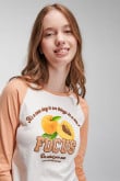 Camiseta crema con manga larga ranglan y diseño de frutas