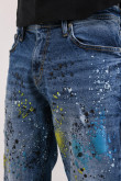 Jean skinny azul medio con rotos y estampados de manchas