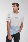 Camiseta manga corta con bloque de color y estampado localizado.