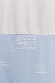 Camiseta manga corta con bloque de color y estampado localizado.