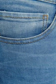 Jean súper skinny azul con desgastes, bolsillos y tiro bajo