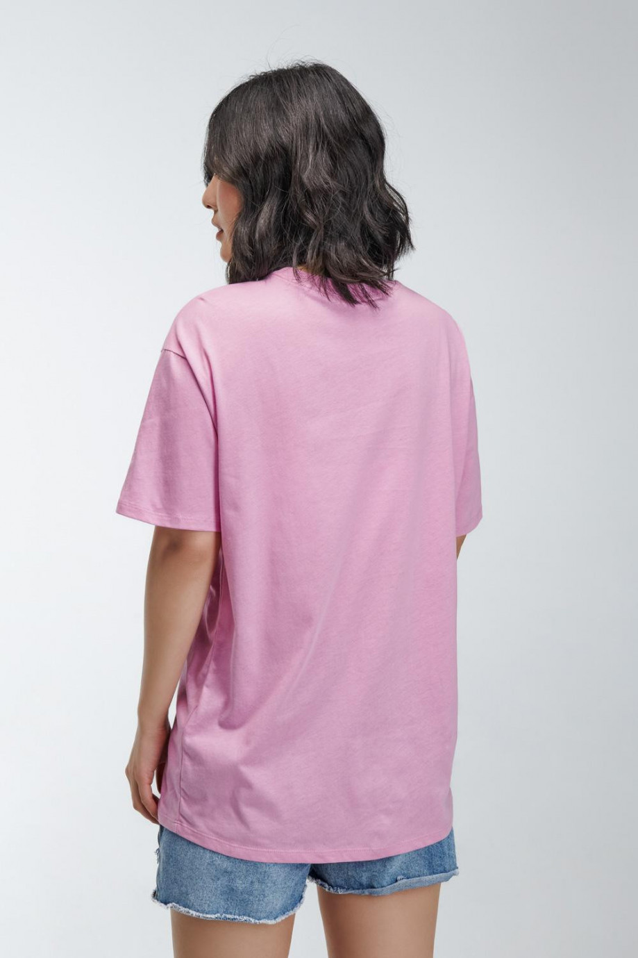 Camiseta rosada intensa manga corta con diseño playero en frente