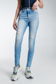 Jean jegging azul claro con rotos en frente y desgastes