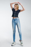 Jean jegging azul claro con rotos en frente y desgastes