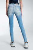 Jean jegging azul claro con rotos en frente y desgastes