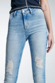 Jean jegging azul claro con rotos en frente y desgastes