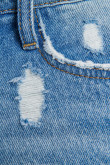Short en jean azul medio con rotos y detalles desteñidos