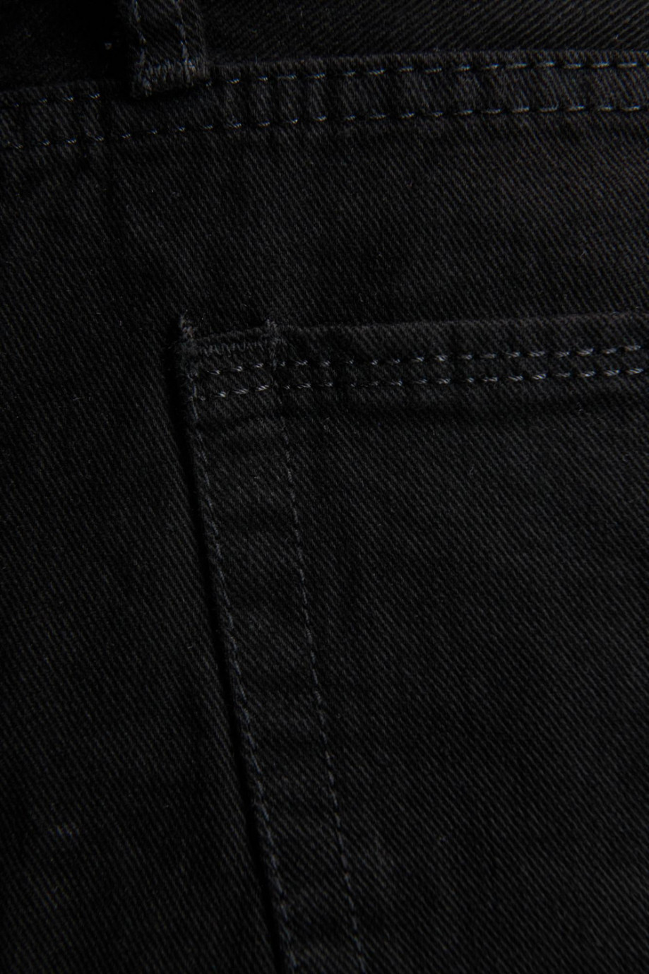 Bermuda slim tiro bajo negra en jean con bolsillos funcionales