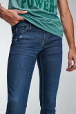 Jean azul intenso skinny fit con tiro bajo y bolsillos clásicos