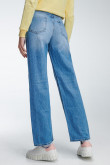Jean 90´S azul claro con botas anchas y desgastes de color