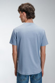 Camiseta masculina, con cortes sobre el delantero y estampado en corte central manga corta
