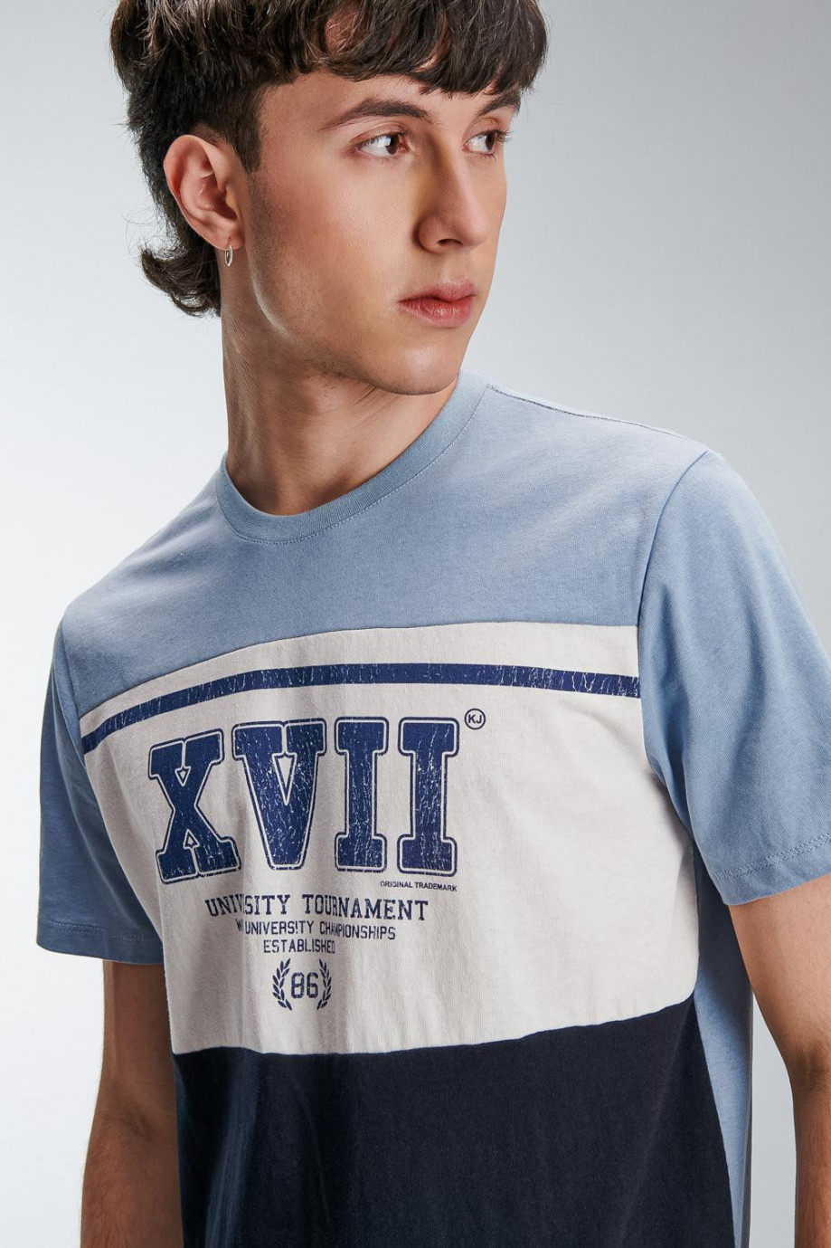 Camiseta masculina, con cortes sobre el delantero y estampado en corte central manga corta