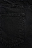 Short en jean negro con 5 bolsillos, tiro alto y deshilado en bordes