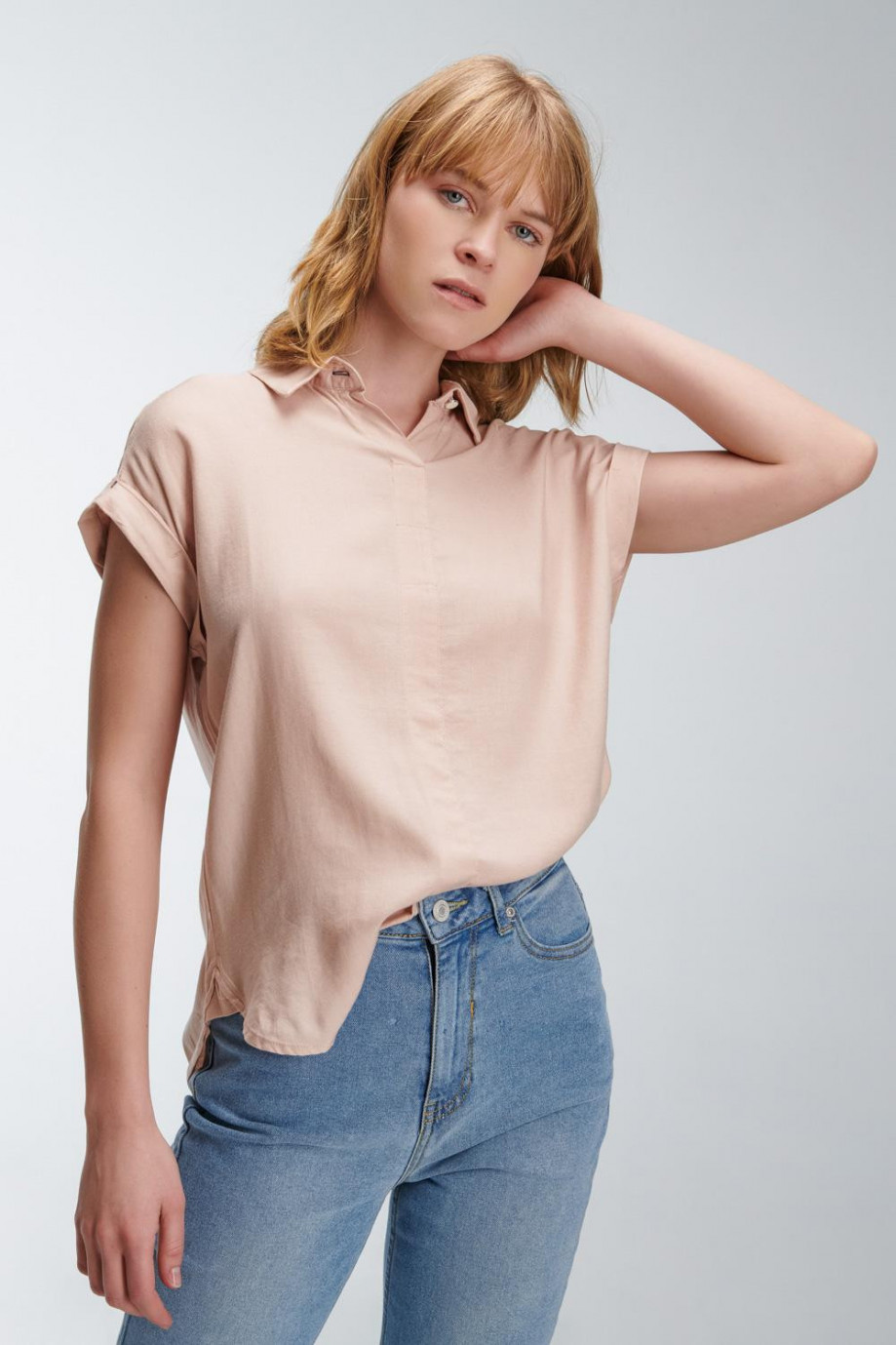 Blusa manga corta unicolor con dobladillo en puños