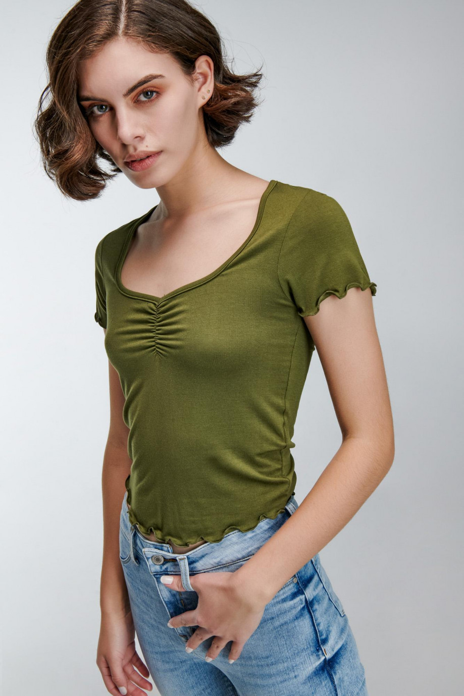 Camiseta con cuello en V unicolor y detalles de mini filete