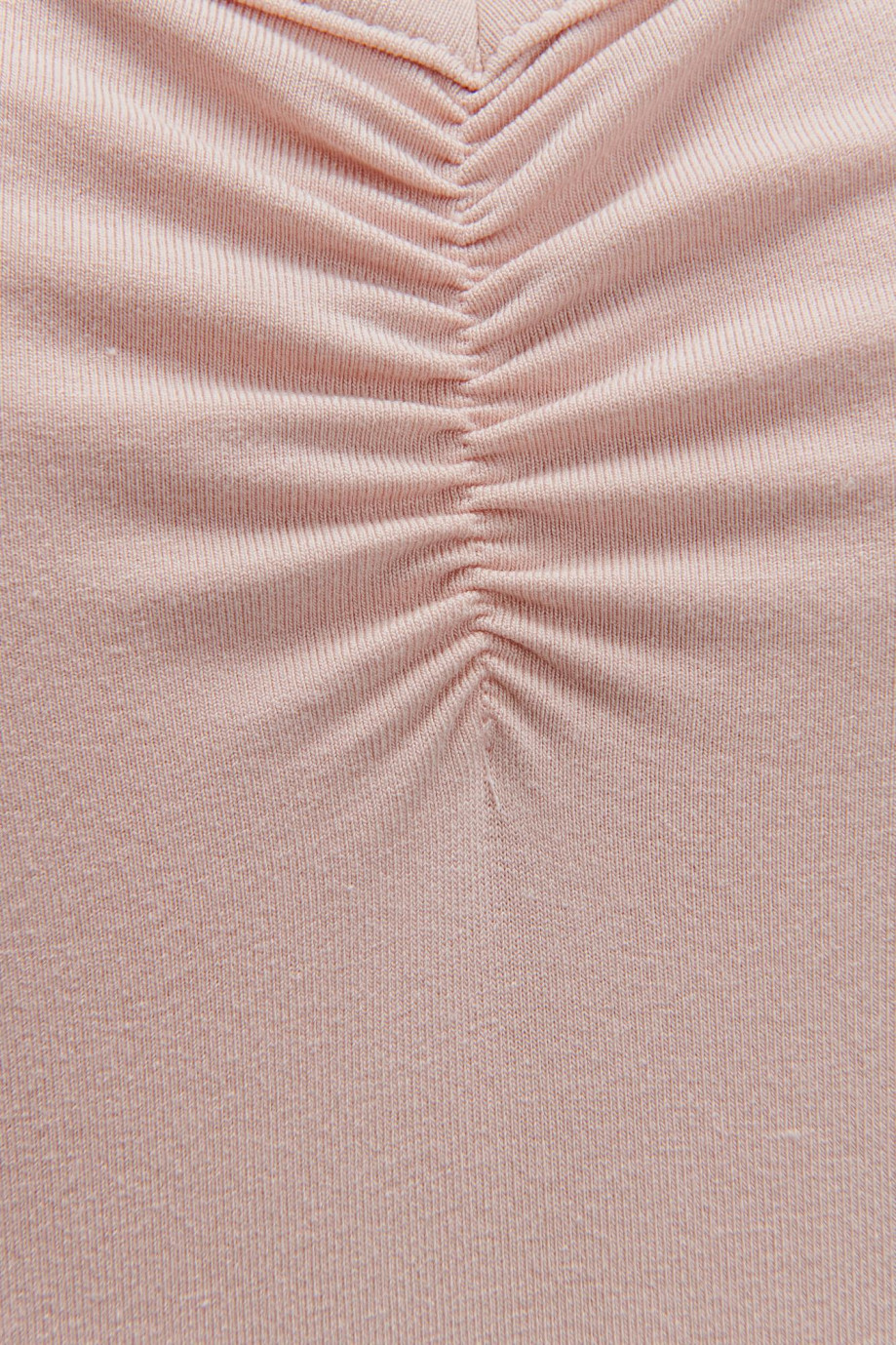 Camiseta con cuello en V unicolor y detalles de mini filete