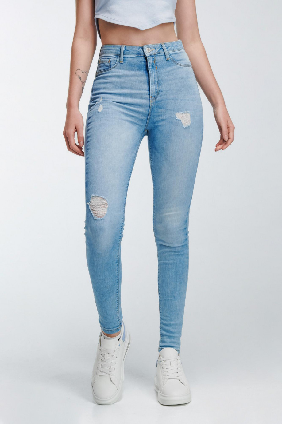 Jean jegging azul claro con tiro súper alto y rotos en frente