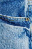 Short en jean azul medio con deshilado en bordes y botones metálicos