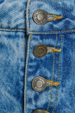 Short en jean azul medio con deshilado en bordes y botones metálicos