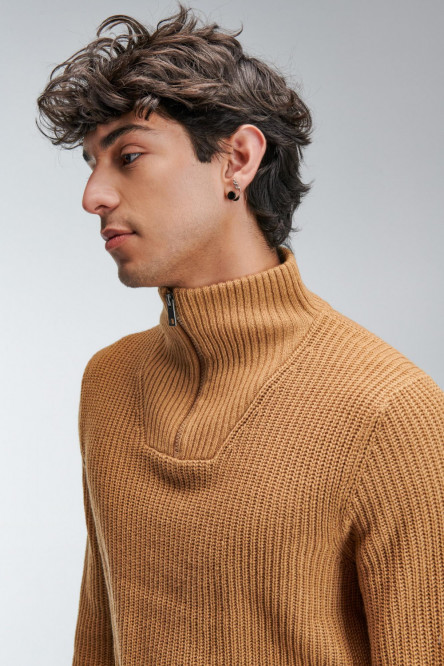 Suéter cuello alto unicolor