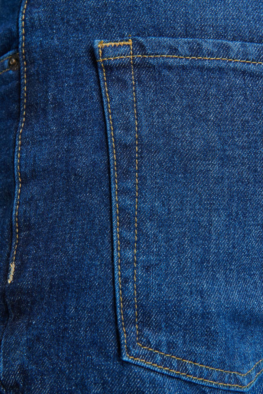 Jean 90´S azul oscuro con tiro bajo y costuras en contraste