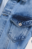 Chaqueta slim azul clara de jean con bolsillos de parche