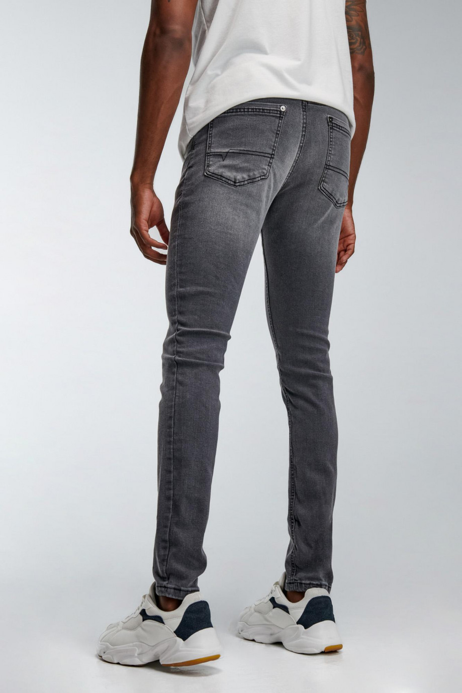 Jean skinny gris oscuro con costuras negras y 5 bolsillos