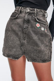 Falda gris oscura de jean tiro alto con bordado de flores