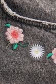 Falda gris oscura de jean tiro alto con bordado de flores