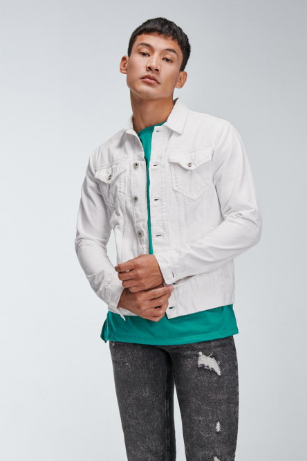 Chaqueta blanca en jean con bolsillos y botones metálicos
