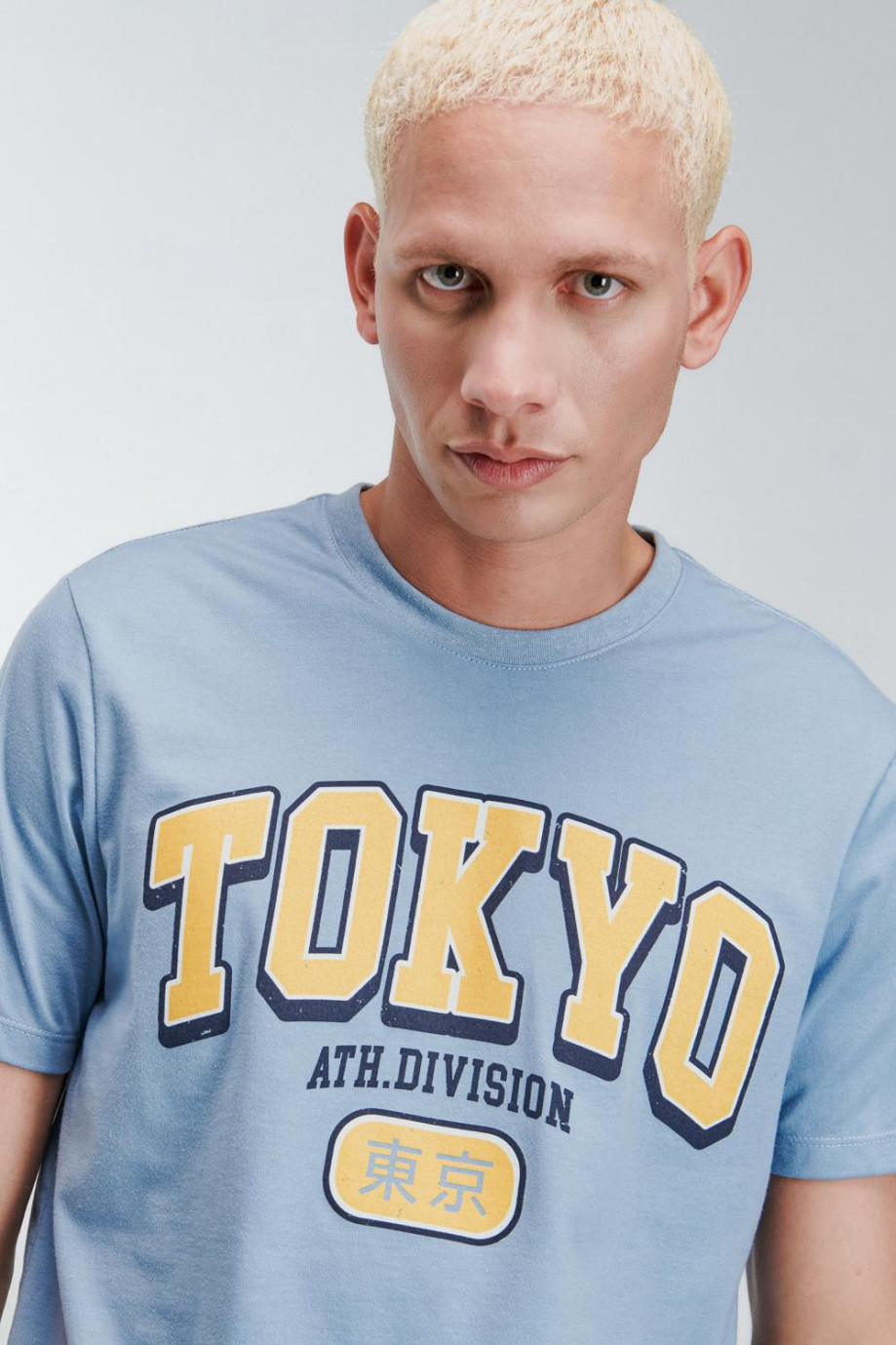 Camiseta azul clara con diseño college amarillo de Tokio y cuello redondo